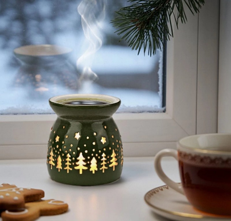 Fornelletto natalizio in ceramica verde dove mettere una candelina e dell'essenza per profumare casa, perfetta come regalo originale di Natale